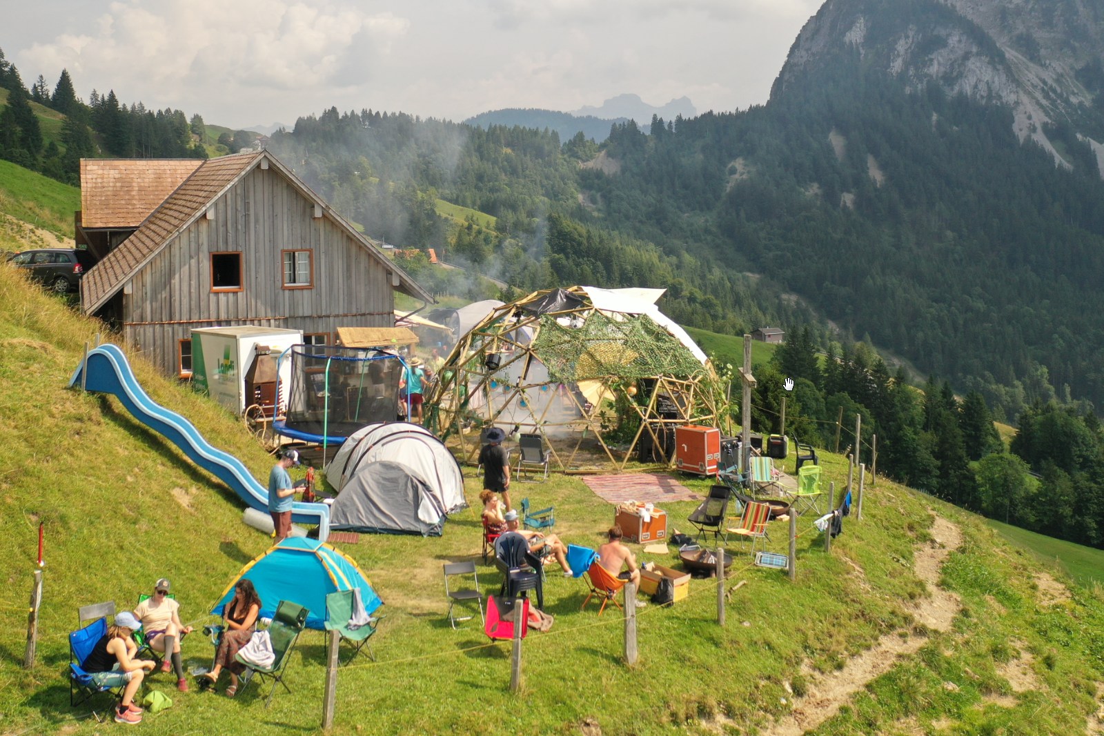 Event-Giglu auf der Alp mit Menschen und Bergkulisse