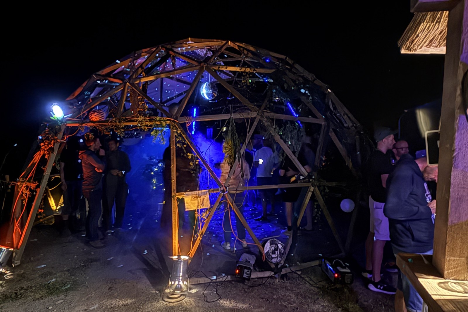 Event-Giglu mit Beleuchtung bei Nacht
